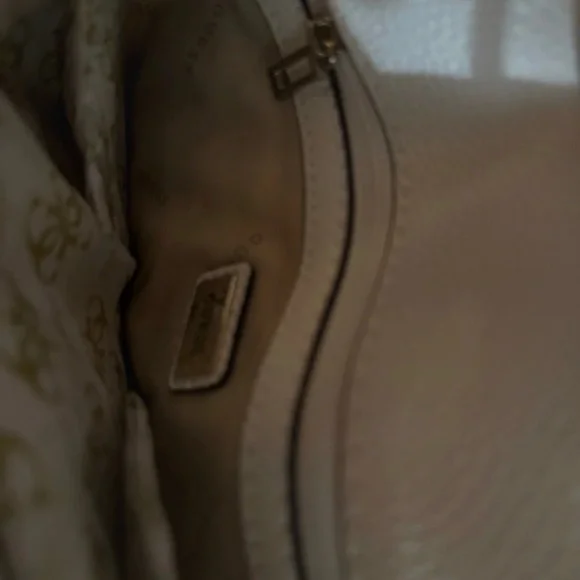 Guess Textured Shoulder Bag - Picture 5 of 11